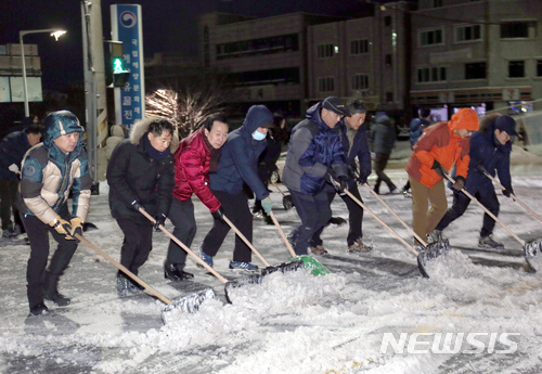 【목포=뉴시스】박상수 기자 = 전남 서남권에 10일 오전부터 많은 눈이 내리면서 11일 오전 박홍률 목포시장을 비롯한 전직원들이 동원돼 제설작업을 벌이고 있다. 2018.01.11 (사진=목포시 제공) photo@newsis.com
