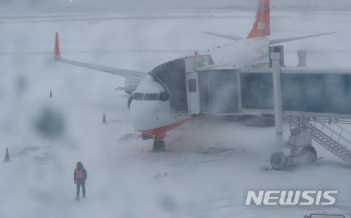【제주=뉴시스】우장호 기자 = 올들어 제주 지역에 최강 한파가 몰아친 11일 오전 제주국제공항 활주로에 앞이 보이지 않을 정도로 눈보라가 일고 있다.한국공항공사 제주지역본부에 따르면 이날 오전 9시부터 9시45분까지 활주로 제설작업을 위한 노탐(NOTAM)을 발표했다. 노탐이란 항공 운항에 관한 특이 사항을 알려주는 공항 간 통신망이다. 2018.01.11.woo1223@newsis.com