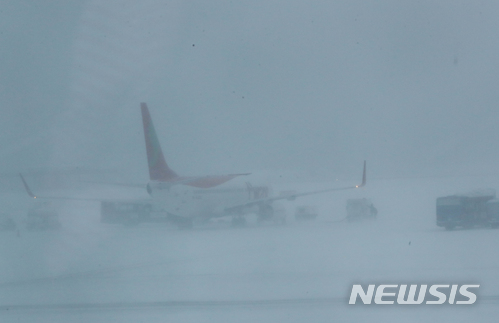 【제주=뉴시스】우장호 기자 = 올들어 제주 지역에 최강 한파가 몰아친 11일 오전 제주국제공항 활주로에 앞이 보이지 않을 정도로 눈보라가 일고 있다.한국공항공사 제주지역본부에 따르면 이날 오전 9시부터 9시45분까지 활주로 제설작업을 위한 노탐(NOTAM)을 발표했다. 노탐이란 항공 운항에 관한 특이 사항을 알려주는 공항 간 통신망이다. 2018.01.11. woo1223@newsis.com
