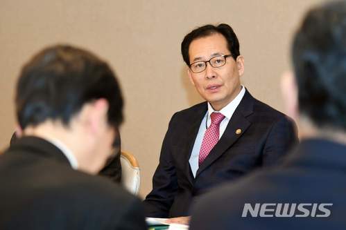 【서울=뉴시스】고형권 기획재정부 차관이 11일 서울 종로구 세종로 정부서울청사에서 열린 제1차 물가관계차관회의 겸 제14차 최저임금 TF회의에 참석하여, 모두 발언을 하고 있다. 2018.01.11. (사진=기획재정부 제공) photo@newsis.com