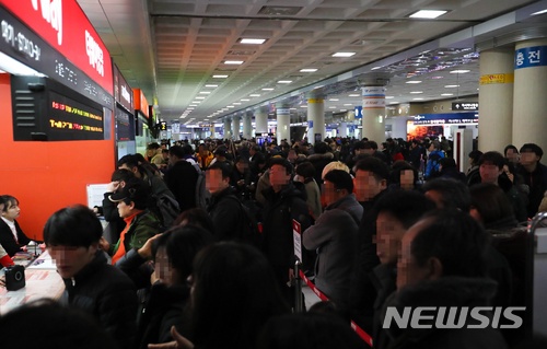 【제주=뉴시스】우장호 기자 = 올들어 제주 지역에 최강 한파가 몰아친 11일 오전 제주국제공항에 기상이 악화돼 항공기 운항이 결항 또는 지연이 속출하고 있다. 체류객들이 몰려 혼잡한 모습을 이루는 제주공항. 2018.01.11. woo1223@newsis.com