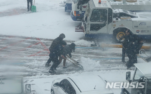 【제주=뉴시스】우장호 기자 = 제설작업하는 제주국제공항. (사진=뉴시스DB) woo1223@newsis.com