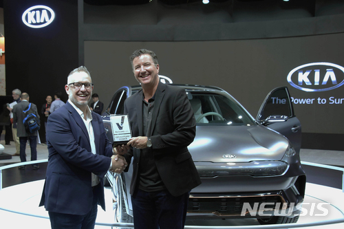 【서울=뉴시스】 현대차 수소전기차 넥쏘와 기아차 니로EV가 11일 미국 라스베가스에서 열리고 있는 2018 CES에서 유력 언론사들이 뽑는 '에디터의 선택상(Editors' Choice Award)'을 수상했다. 기아차 전시장에 전시된 니로EV 선행 컨셉트 앞에서 제임스 벨(James Bell) 기아차 홍보담당 이사(오른쪽)가 크리스 로이드(Chris Lloyd) 리뷰드닷컴 제너럴 매니저(왼쪽)에게 상패를 받고 있다. 2018.01.11. (사진=현대기아차 제공) photo@newsis.com