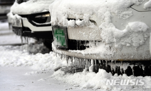 [광주=뉴시스] 차량 고드름. (사진=뉴시스 DB). photo@newsis.com