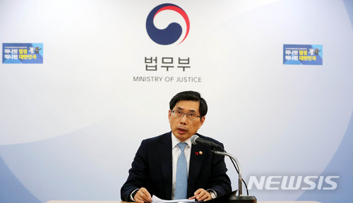 【과천=뉴시스】박주성 기자 = 박상기 법무부 장관이 지난 1월 11일 오전 정부과천청사 법무부 3층 브리핑실에서 법조기자단과의 간담회에 참석해 기자단의 질문에 답하고 있다. 2018.01.11. park7691@newsis.com