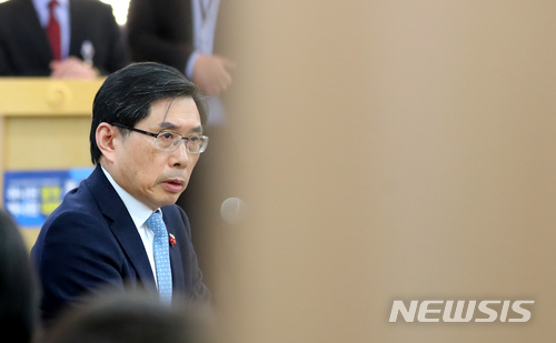 【과천=뉴시스】박주성 기자 = 박상기 법무부 장관이 11일 오전 정부과천청사 법무부 3층 브리핑실에서 법조기자단과 간담회를  갖고 있다. 2018.01.11. park7691@newsis.com