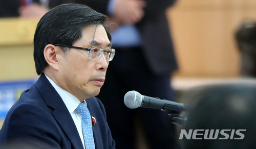 【과천=뉴시스】박주성 기자 = 박상기 법무부 장관이 11일 오전 정부과천청사 법무부 3층 브리핑실에서 법조기자단과의 간담회에 참석해 기자단의 질문을 경청하고 있다. 2018.01.11. park7691@newsis.com