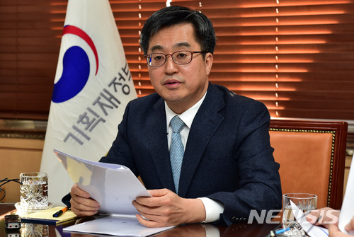 김동연 "가상화폐 거래소 폐쇄도 옵션…일관된 메시지 못줘 송구"