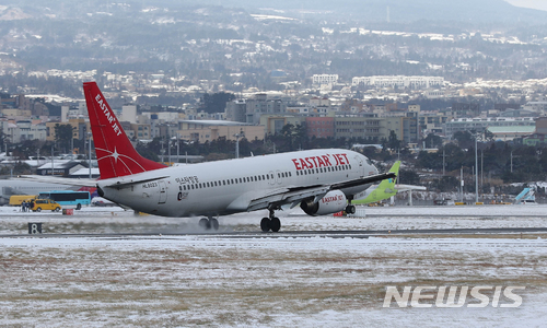 【제주=뉴시스】우장호 기자 = 제주 지역에 매서운 한파가 몰아친 11일 제주국제공항 활주로에 운항 재개에 따라 방콕에서 출발한 이스타항공 ZE552편이 제주공항 활주로에 착륙하고 있다. 2018.01.11.woo1223@newsis.com