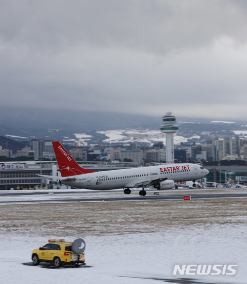 【제주=뉴시스】조수정 기자 = 올들어 제주지역에 최강 한파가 몰아친 11일 오후 방콕-제주행 이스타항공 항공기가 12시 22분 제주국제공항으로 착륙하고 있다. 제주국제공항은 폭설과 한파로 이날 오전 8시 33분부터 활주로가 임시폐쇄돼 지연, 결항이 이어지고 있다. 2018.01.11.&nbsp;&nbsp; chocrystal@newsis.com 