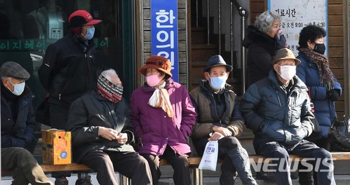 【서울=뉴시스】 11일 한파주의보가 내려진 경남 거창군 거창읍 대동리의 버스 승강장 근처에서 두꺼운 외투와 마스크를 쓴 주민들이 버스를 기다리고 있다. 2018.01.11. (사진=거창군 제공) photo@newsis.com