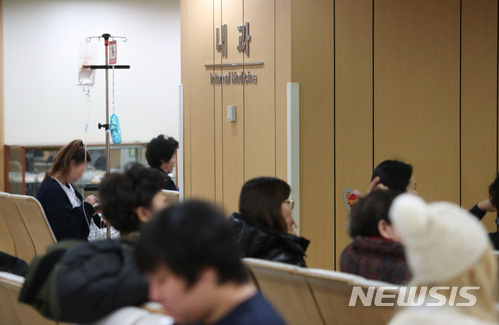 【서울=뉴시스】'OECD 보건통계(Health Statistics) 2019'에 따르면 한국인은 1년간 16.6회 외래 진료를 받아 OEDC 회원국 중 가장 많은 것으로 나타났다. 사진은 기사와 관련 없음. (사진=뉴시스DB) mangusta@newsis.com
