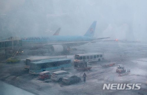 【제주=뉴시스】우장호 기자 = 올들어 제주 지역에 최강 한파가 몰아친 11일 오전 제주국제공항 계류장에 항공기가 대기하고 있다. 2018.01.11.woo1223@newsis.com