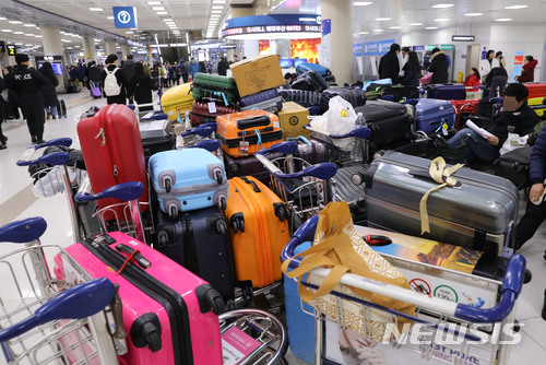 【제주=뉴시스】조수정 기자 = 올들어 제주지역에 최강 한파가 몰아친 11일 오후 제주국제공항에서 항공기 결항 및 지연 등으로 운항을 기다리는 이용객들이 놓아두고 간 짐이 공항 한가운데 모아져 있다. 이날 제주국제공항은 폭설과 한파로 오전 8시 33분부터 활주로가 임시 폐쇄됐다가 11시 50분께 다시 운영시작했고 항공편은 약 네시간만인 12시 22분 운항이 재개됐다. 제주공항공사는 오후 4시 기준 이날 운항 예정이던 411편(국제선 도착10 출발 11, 국내선 도착 196 출발 194)의 항공편 중 국내결항 146편(도착 74, 출발 72), 국내지연 78편(도착 29, 출발 49), 국제지연 8편(도착5, 출발3), 국내선 도착 13편이 회항했다고 밝혔다. 또 4시기준 공항 체류객은 5200명으로 집계했다. 2018.01.11.&nbsp; chocrystal@newsis.com