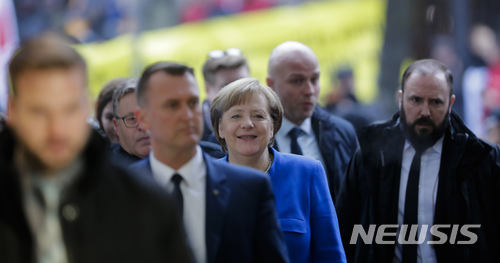 【베를린=AP/뉴시스】앙겔라 메르켈 독일 총리(가운데)가 11일(현지시간) 대연정 협상을 위해 베를린에 위치한 사회민주당 당사에 도착하고 있다. 기독민주당·기독사회당 연합과 사회민주당은 이날 닷새 간의 대연정 협상을 마무리 한다. 2018.01.11