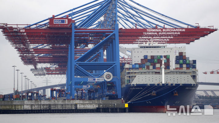 [함부르크=AP/뉴시스] 독일 함부르크항 컨테이너 터미널에 정박한 화물선이 선적작업을 벌이고 있다. 자료사진. 2026.03.24