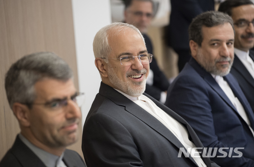 【브뤼셀=AP/뉴시스】자바드 자리프 이란 외무장관(가운데)이 11일(현지시간) 브뤼셀에서 유럽연합(EU) 3개국 외무장관들과 회의하고 있다. 2018.1.11.