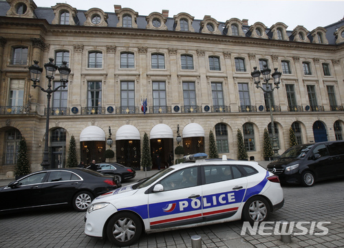 [파리=AP/뉴시스] 파리 리츠 호텔은 말레이시아 사업가로 알려진 한 호텔 고객이 지난 8일 파리 경찰서에 분실 신고한 75만유로(약 10억7000만원) 상당의 다이아몬드 반지를 “보안 요원의 세심한 수색 덕분에 발견했다”고 이날 오전 전했다. 사진은 2018년 1월11일 경찰차 한 대가 파리 리츠 호텔을 지나치는 모습으로 기사 본문과 직접적인 관련은 없음. 2023.12.11.