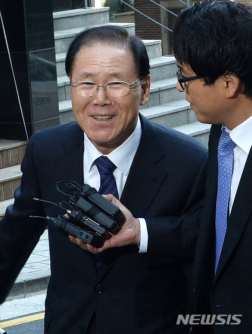 【서울=뉴시스】 김백준 전 청와대 총무기획관이 지난 2012년 11월3일 이광범 특별검사팀 사무실로 출석하고 있다. 뉴시스DB