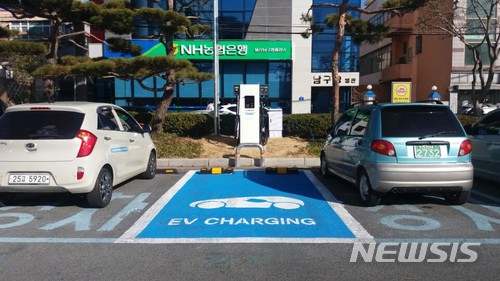 【울산=뉴시스】안정섭 기자 = 울산 남구는 전기자동차를 이용하는 운전자들이 편리하게 충전할 수 있도록 청사 주차장에 공공 급속충전기 1기(사진)를 설치했다고 12일 밝혔다.2018.01.12. (사진=울산 남구 제공) photo@newsis.com