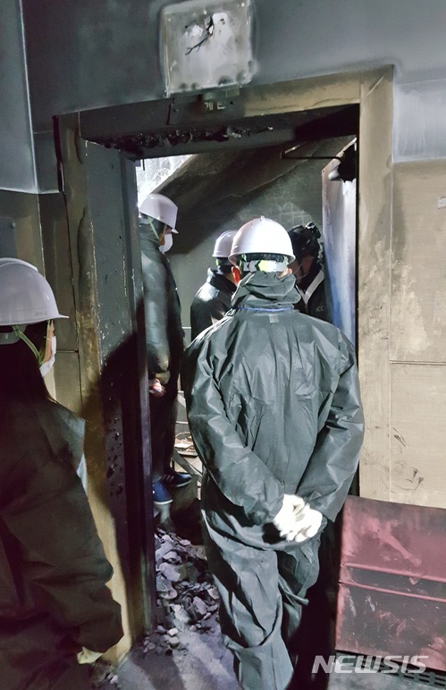 【제천=뉴시스】강신욱 기자 = 12일 충북 제천시 하소동 스포츠센터 화재 참사 유족대책위원회가 2층 내부 현장 사진을 공개했다. 지난 3일 현장 방문 당시 유족들이 2층 방화문을 살피고 있다. 2018.01.12. (사진=유족대책위원회 제공) photo@newsis.com