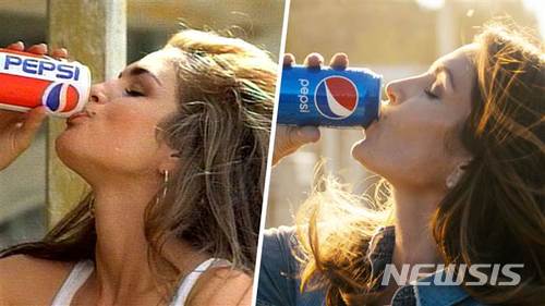 【뉴욕=AP/뉴시스】 톱모델 신디 크로퍼드가 다음달 2월4일 열리는 '슈퍼볼 52'의 펩시 TV광고에 출연한다. 왼쪽은 신디크러포드가 1992년 촬영한 펩시 광고, 오른쪽은 최근 촬영한 광고 장면이다. 2018.1.12 