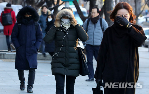 【서울=뉴시스】배훈식 기자 = 서울 아침 최저기온 영하 15도 등 전국 기온이 영하권으로 떨어진 12일 오전 서울 종로구 세종대로에서 두꺼운 옷차림을 한 시민들이 출근길 발걸음을 재촉하고 있다. 2018.01.12. dahora83@newsis.com