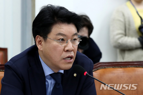 【서울=뉴시스】이영환 기자 = 지난 1월12일 오전 서울 여의도 국회 제5회의장에서 열린 사법개혁특별위원회 전체회의에 참석한 자유한국당 간사인 장제원 의원이 인사말을 하고 있다. 2018.01.12. 20hwan@newsis.com