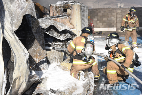 【울산=뉴시스】배병수 기자 = 12일 오전 울산시 울주군 삼남면의 한 페인트 제조공장에서 화재가 발생하자 소방관들이 진화 작업을 하고 있다. 2018.01.12. bbs@newsis.com.