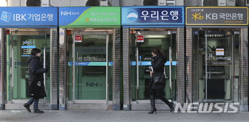 【서울=뉴시스】최진석 기자 = 법무부가 가상화폐 거래소 폐쇄안까지 들고 나오는 등 정부와 금융당국의 압박 수위가 점점 높아지자 은행권이 가상화폐 거래 실명제 이행 여부를 놓고 검토를 하고있는 12일 오후 서울 종로구 세종문화회관 인근에 은행 ATM 부스가 보이고 있다. 지난 11일 은행권에 따르면 실명확인 시스템을 구축하고 있는 KB국민·KEB하나·NH농협·IBK기업은행 등은 가상화폐 거래에 대한 실명확인 계좌 도입과 관련, "시장 상황을 지켜보고 정부의 정책에 따라 실명확인계좌 도입 여부를 결정할 것"이라고 밝혔다. 2018.01.12. myjs@newsis.com