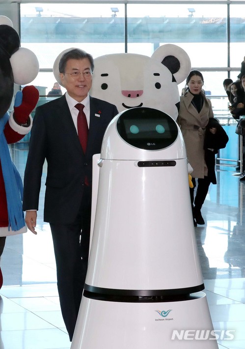【인천공항=뉴시스】전신 기자 = 문재인 대통령이 12일 오후 인천국제공항 제2터미널 개장식에서 인천공항 안내로봇과 입장하고 있다. 2018.01.12. photo1006@newsis.com