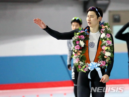 【서울=뉴시스】박주성 기자 = 12일 오후 서울 태릉국제스케이트장에서 열린 제99회 전국동계체전 스피드스케이팅대회 남자 일반부 500M, 의정부시청 이강석이 현역 은퇴경기를 마친 후 팬들에게 인사를 하고 있다. 이 선수는 한국 스피드스케이팅 단거리 간판 선수로 지난 2006년 토리노 겨울올림픽에선 남자 500m 동메달, 2007년에는 세계종목별 선수권 대회에서 500m 세계 신기록을 수립하며 우승했고 2010년에 같은 대회에서 또 한번 우승했다. 2018.01.12. park7691@newsis.com