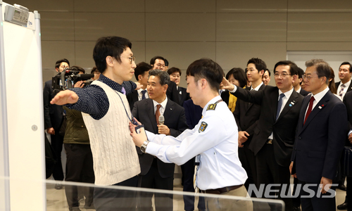 [인천공항=뉴시스]전신 기자 = 문재인 대통령이 지난 2018년 1월18일 인천공항 제2터미널에서 개장식 행사에 참석해 보안검색 시연을 보고 있다. 2018.01.12.  photo1006@newsis.com