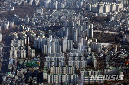 【서울=뉴시스】조성봉 기자 = 정부가 강남 부동산에 대해 무기한으로 최고수준의 단속을 진행하기로 결정한 가운데 12일 오후 서울 송파구 롯데타워 전망대에서 강남의 아파트, 빌딩 등이 보이고 있다.&nbsp; 정부는 투기수요를 근절하기 위해 합동점검반을 구성해 모든 과열지역을 대상으로 무기한 최고수준 강도로 단속을 벌이기로 했다. 2018.01.12. suncho21@newsis.com