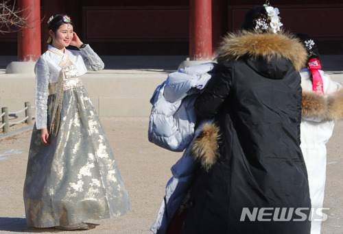 【서울=뉴시스】배훈식 기자 = 서울 영하 15도 등 전국에 최강 한파가 몰아친 12일 오후 서울 종로구 경복궁에서 중국인 관광객들이 추위에 아랑곳하지 않고 한복차림으로 기념촬영을 하고 있다. 2018.01.12. dahora83@newsis.com