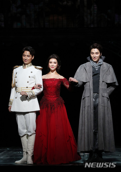 【서울=뉴시스】임태훈 기자 = 12일 오후 서울 서초구 예술의전당 오페라극장 열린 뮤지컬 '안나 카레니나' 프레스콜에서 배우 이지훈(왼쪽부터), 정선아, 민우혁이 포즈를 취하고 있다. 뮤지컬 ‘안나 카레니나’는 러시아 대문호 ‘톨스토이’의 동명의 소설을 원작으로 한 작품으로, ‘안나’라는 한 여인의 이야기를 소재로 시대를 관통하는 가족과 사랑 등 인류 본연의 인간성에 대한 예술적 통찰을 담아낸 작품이다. 2018.01.12. taehoonlim@newsis.com