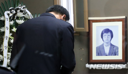 【서울=뉴시스】최동준 기자 = 박종철 열사 사망 31주기 하루 전인 13일 서울 용산구 옛 남영동 대공분실(현 경찰청 인권센터)에서 이철성 경찰청장이 박 열사를 추모 하고 있다. 2018.01.13. photo@newsis.com