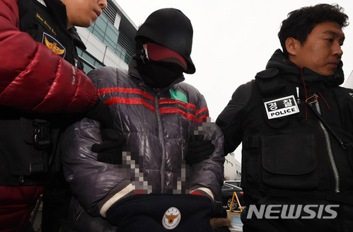 【용인=뉴시스】이정선 기자 = 친모와 이부(異父)동생, 계부를 살해한 혐의를 받고 있는 피의자 김모(35)씨가 13일 오후 경기 용인동부경찰서에서 영장실질심사를 받기 위해 수원지방법원으로 이송되고 있다. 2018.01.13. ppljs@newsis.com