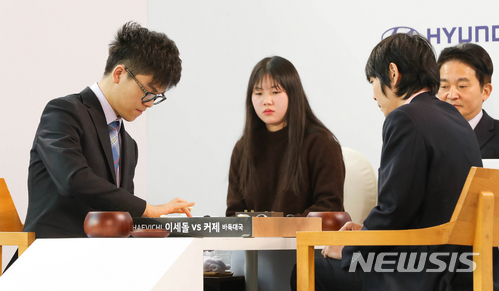【제주=뉴시스】우장호 기자 =13일 제주 서귀포시 해비치앤드리조트호텔 제주에서 개최된 '2018 해비치 이세돌 대 커제 바둑대결'에서 커제 9단이 초반 포석을 하고 있다. 2018.01.13. woo1223@newsis.com