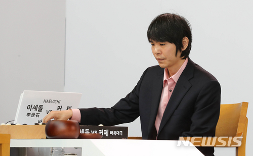 【제주=뉴시스】우장호 기자 =13일 제주 서귀포시 해비치앤드리조트호텔 제주에서 개최된 '2018 해비치 이세돌 대 커제 바둑대결'에서 이세돌 9단이 수읽기를 하고 있다. 2018.01.13.woo1223@newsis.com