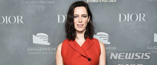 【서울=뉴시스】미 여배우 레베카 홀이 13일(현지시간) 우디 앨런 감독의 새 영화 '뉴욕의 어느 비오는 날'에 출연한 것을 후회한다며 이 영화로 받은 출연료를 전액, '타임즈 업'(Time's Up)에 기부한다고 밝혔다. 앨런은 과거 7살이던 입양 딸 딜런 패로를 성폭행했다는 비난을 받고 있다. <사진 출처 : 미 ABC> 2018.1.14