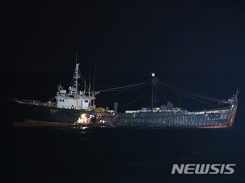 【서귀포=뉴시스】조수진 기자 = 서귀포해양경찰서는 지난 13일 밤 서귀포 남쪽 해상 105㎞에서 조업을 하던 대형트롤어선 W호(139t·승선원 9명)에서 화재가 발생했다는 신고를 받고 선원 모두 구조했다고 14일 밝혔다. 사진은 불이 난 W호 모습. (사진=서귀포해양경찰서 제공) 