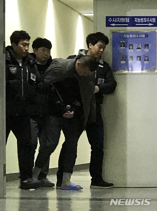 【용인=뉴시스】김도란 기자 = 재혼한 친어머니 일가족을 살해하고 뉴질랜드로 도피했다 강제 송환된 김성관(35)이 14일 오후 1시께 유치장에서 식사를 마치고 조사를 받기 위해 형사들에게 이끌려 진술녹화실로 이동하고 있다. 경찰은 12일 신상공개결정위원회를 열고 김씨의 신상과 얼굴을 공개하기로 결정했다. 2018.01.14 dorankim@newsis.com