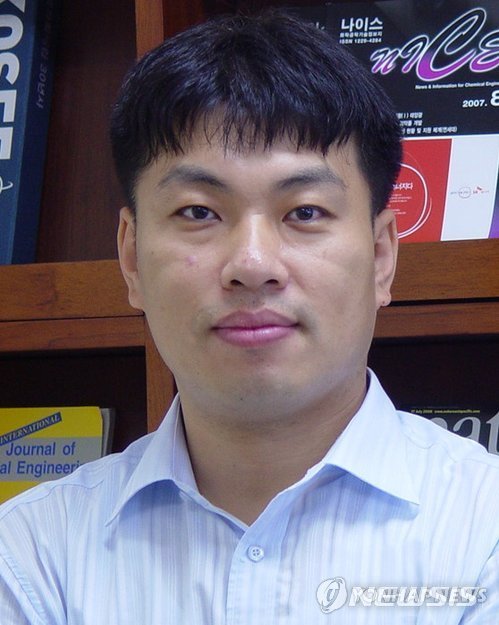 【포항=뉴시스】강진구 기자 = 포스텍(총장 김도연) 화학공학과 이진우(사진) 교수·조장신 박사후연구원 팀이 합성방법의 어려움으로 활용되지 못한 계층형 다공성 구조의 무기소재를 합성해 리튬이온 2차전지에 활용할 수 있는 고출력·고용량 전극소재를 개발했다고 14일 밝혔다.2018.01.14.(사진=포스텍 제공) photo@newsis.com