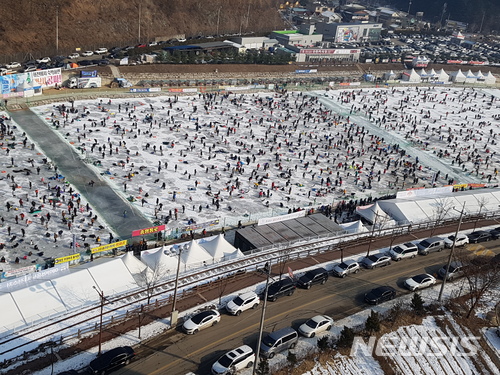 【화천=뉴시스】한윤식 기자 = 강원 화천산천어축제 개막 둘째 주말인 14일 혹한 추위에도 이른 아침부터 수많은 인파가 몰려 인산인해를 이루고 있다. 2018.01.14. ysh@newsis.com 