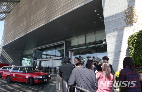 【서울=뉴시스】14일(현지시간) 홍콩 리츠칼튼 호텔에서 아내와 아들을 살해한 혐의로 한국인 남성이 체포됐다. <출처: 사우스차이나모닝포스트 캡처> 2018.1.14.