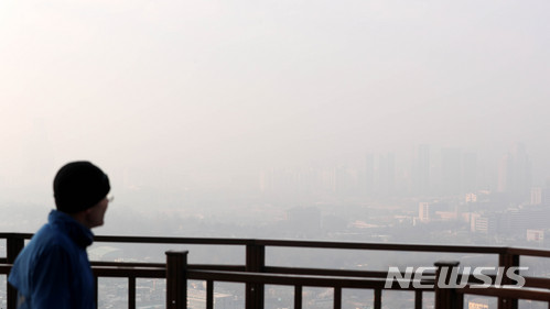 【서울=뉴시스】추상철 기자 = 한파가 물러가고 미세먼지 농도가 높아진 14일 오전 서울 용산구 남산에서 바라본 도심이 미세먼지로 뒤덮여 있다. 2018.01.14. scchoo@newsis.com