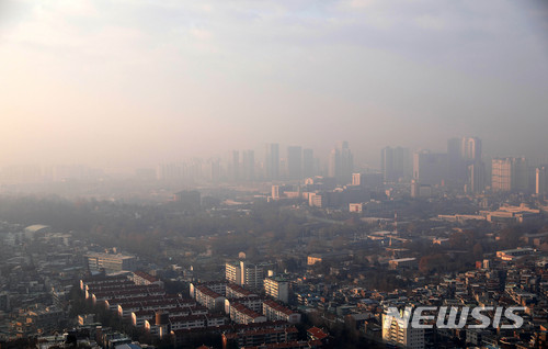 【서울=뉴시스】추상철 기자 = 한파가 물러가고 미세먼지 농도가 높아진 14일 오전 서울 용산구 남산에서 바라본 도심이 미세먼지로 뒤덮여 있다. 2018.01.14. scchoo@newsis.com