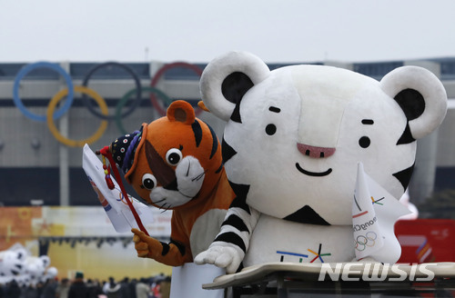 【서울=뉴시스】최동준 기자 = 서울 잠실종합운동장 앞에서 2018 평창올림픽 마스코트 수호랑과 1988 서울올림픽 마스코트 호돌이가 평창동계올림픽 홍보를 하고 있다. 2018.01.14. photocdj@newsis.com