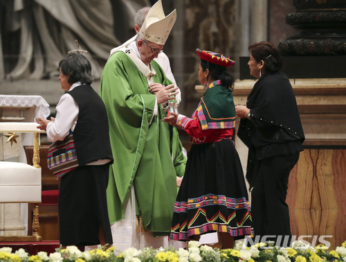 【바티칸=AP/뉴시스】프란치스코 교황이 14일(현지시간) 성 베드로 대성전에서 이민자와 난민들을 초청해 미사를 집전하고 있다. 2018.1.14.